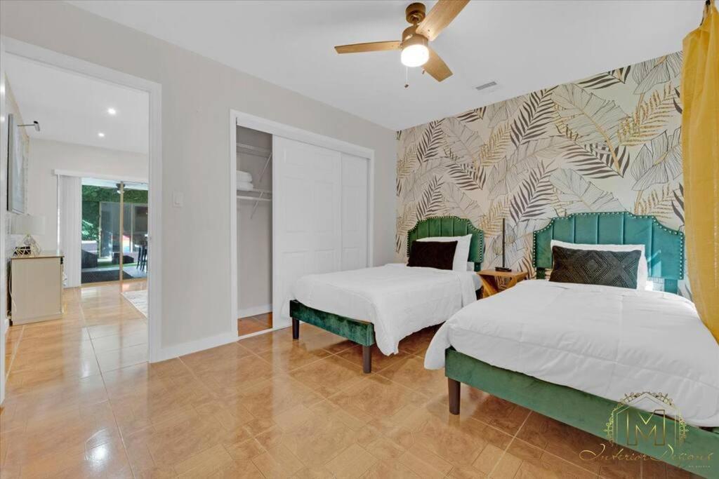 Fort Lauderdale Vacations - Game Chill Manor - Arcade - Pool - Pool table - Property Image 32