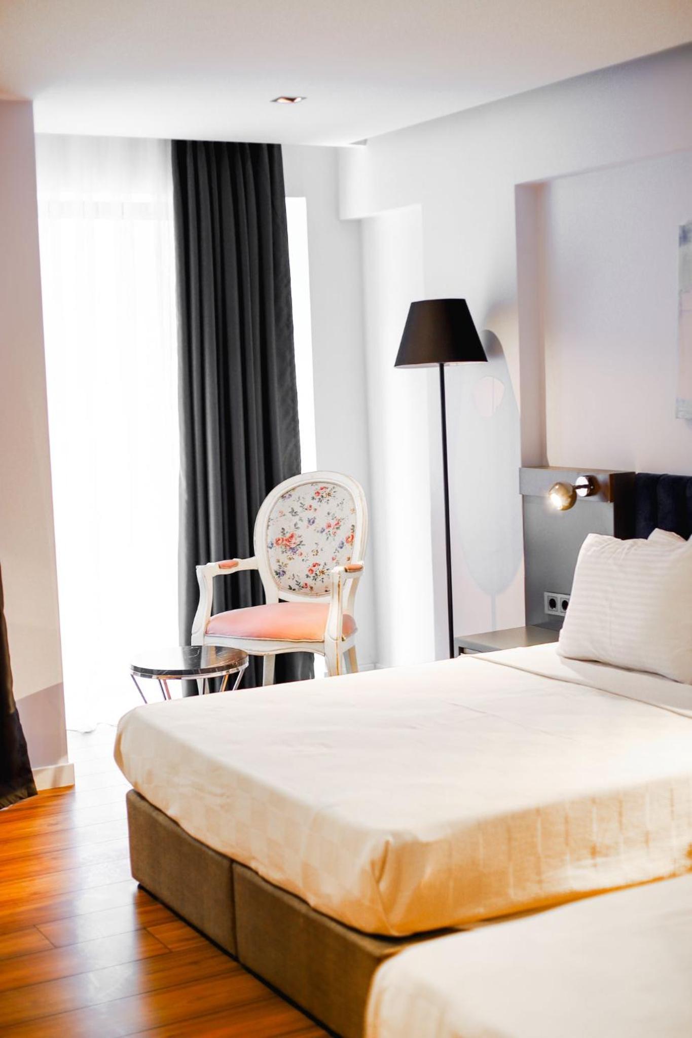 THE ROYALS HOTEL - Image 27