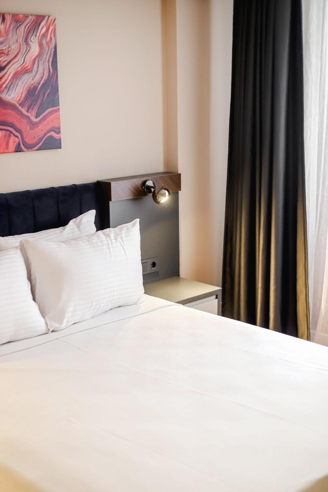 THE ROYALS HOTEL - Image 10