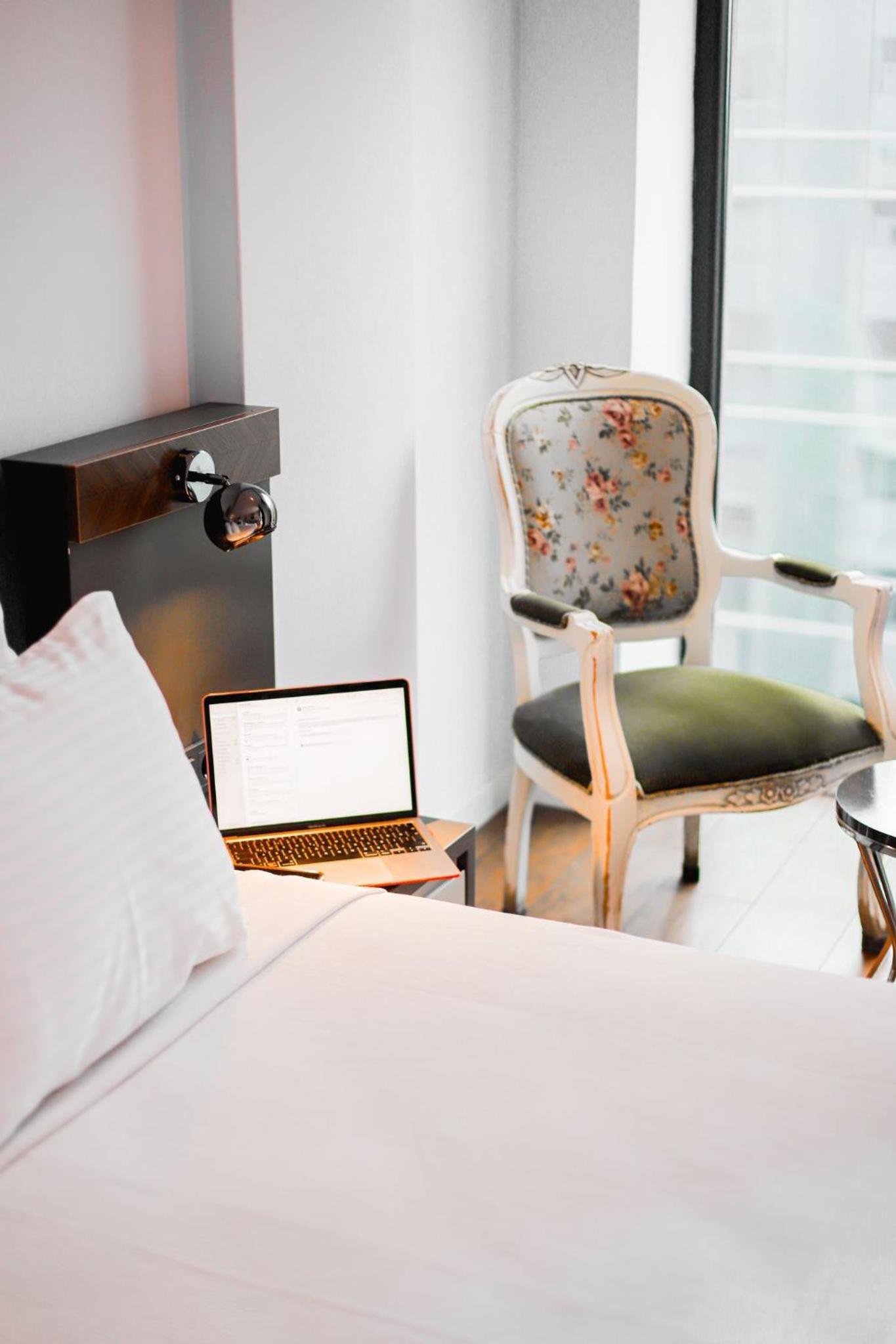 THE ROYALS HOTEL - Image 11