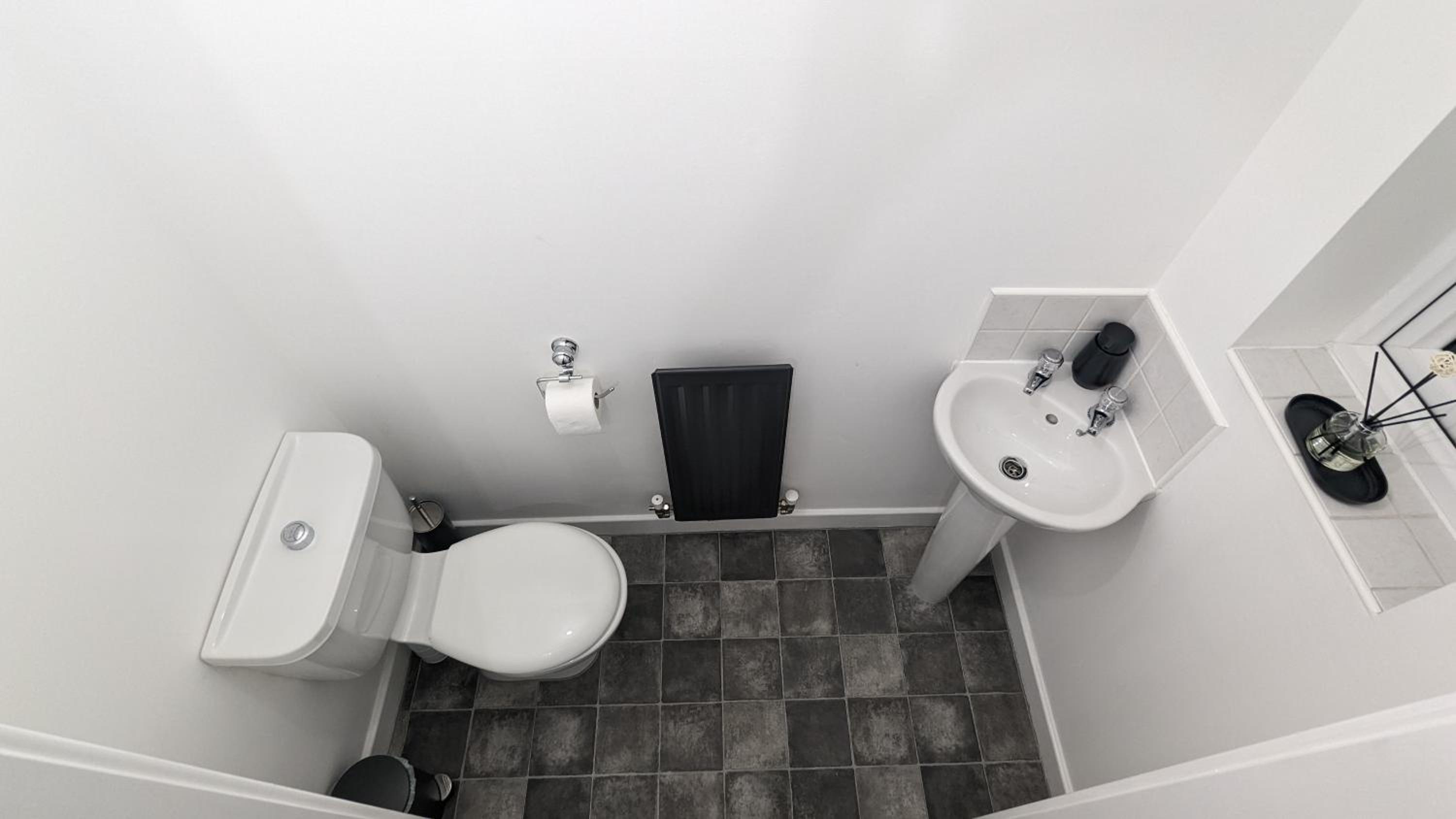 CLARITURF - 4 Bedroom Semi - Private Parking near Turf Moor, Town Centre, Transport and Motorway Links next to Canal, 3 Parks and Lake - Sky and Netflix view 5