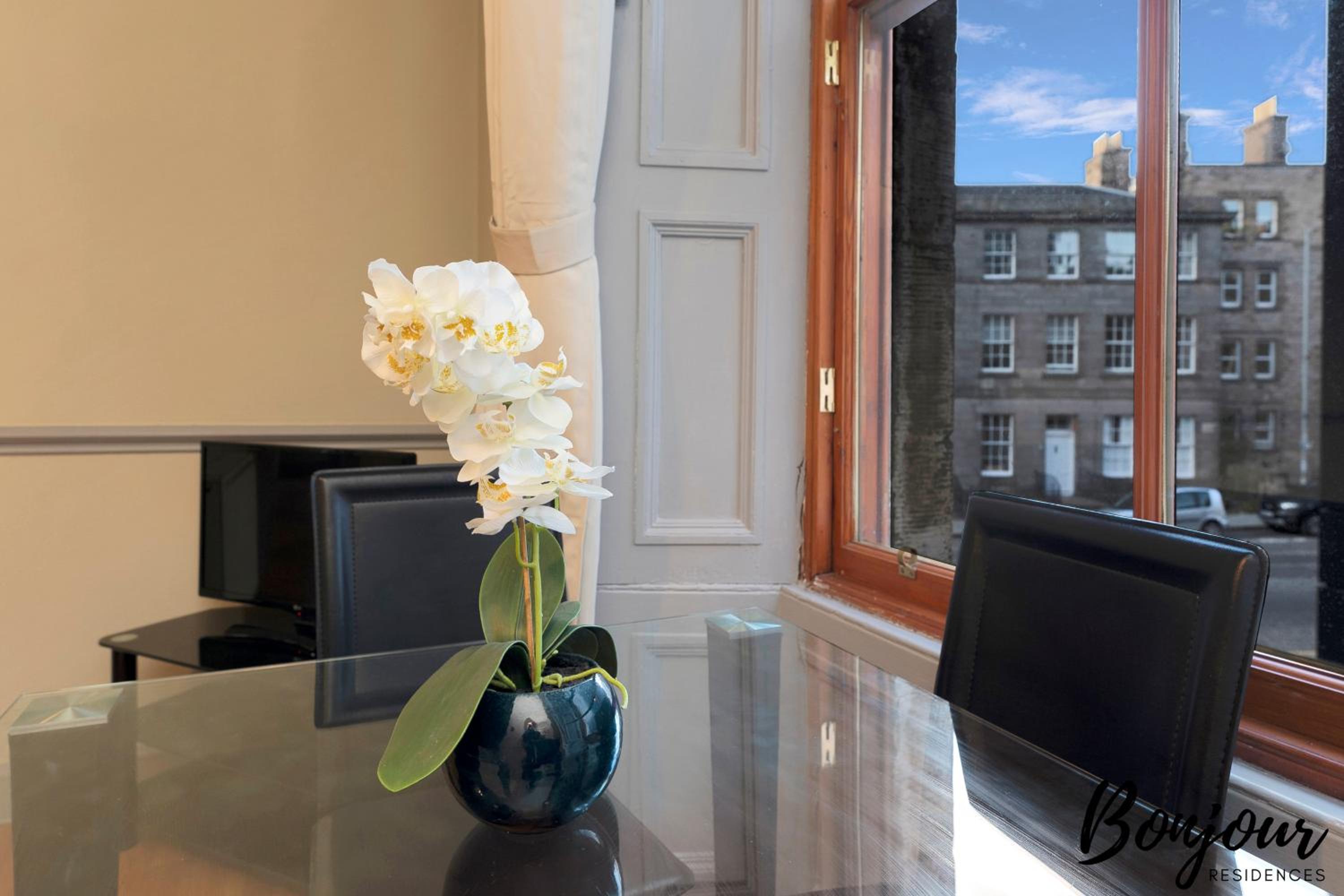 Central, Cozy 2BR-1BA in Haymarket by Bonjour Residences Edinburgh view 4