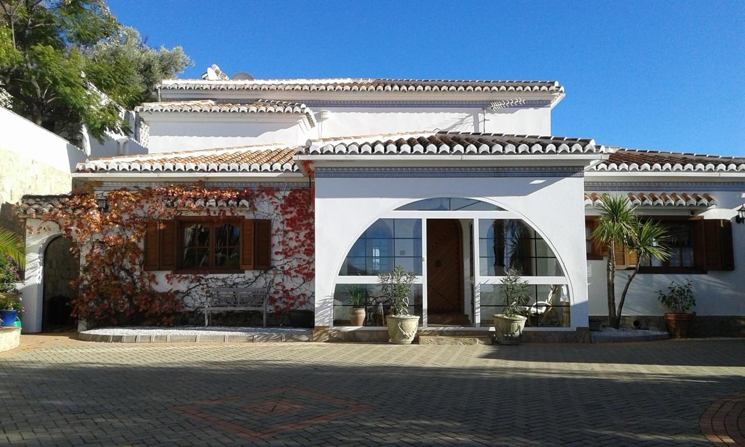 Casa Roble B&B