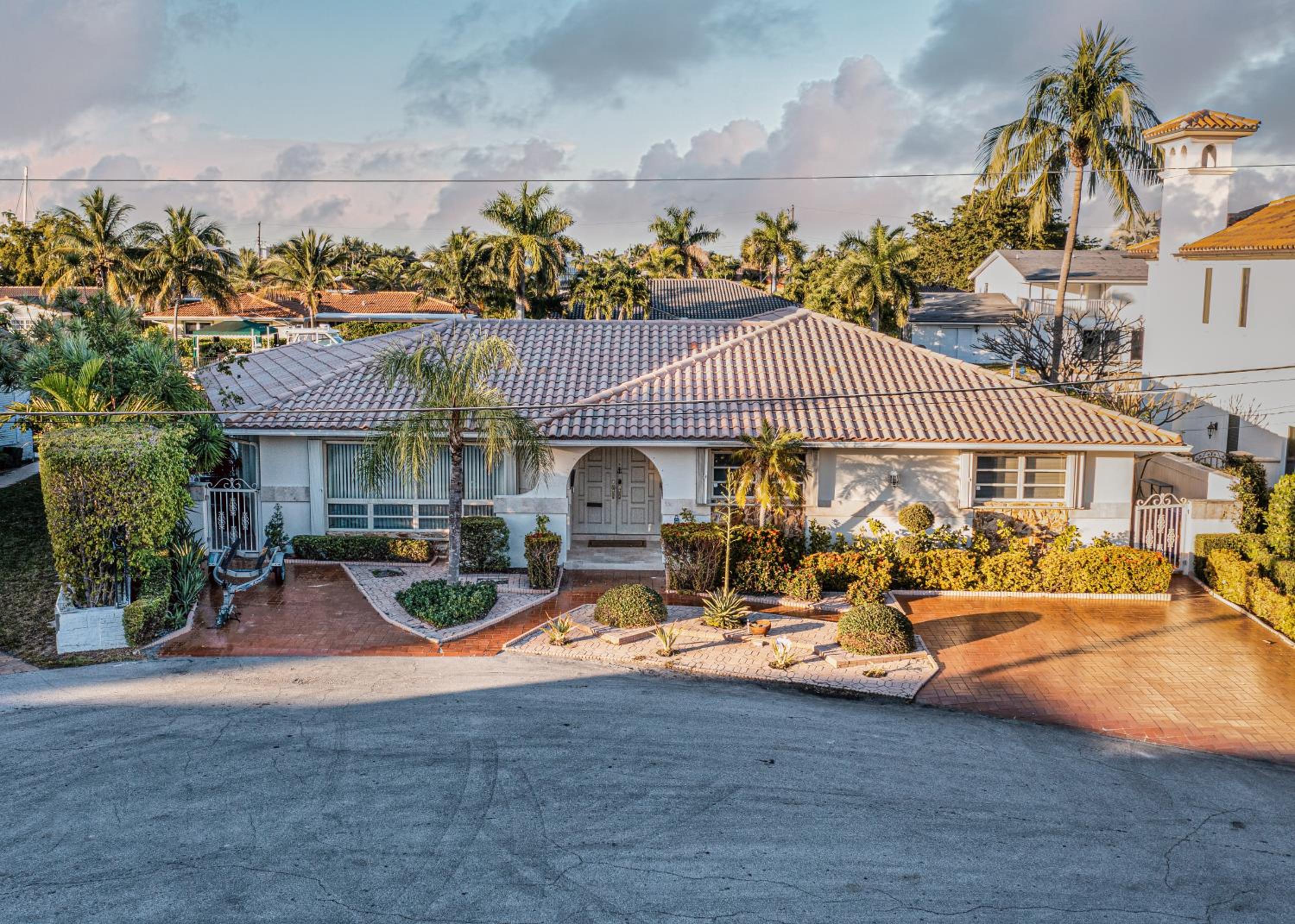 Waterfront Villa Heated Pool Spa Walk To Beach