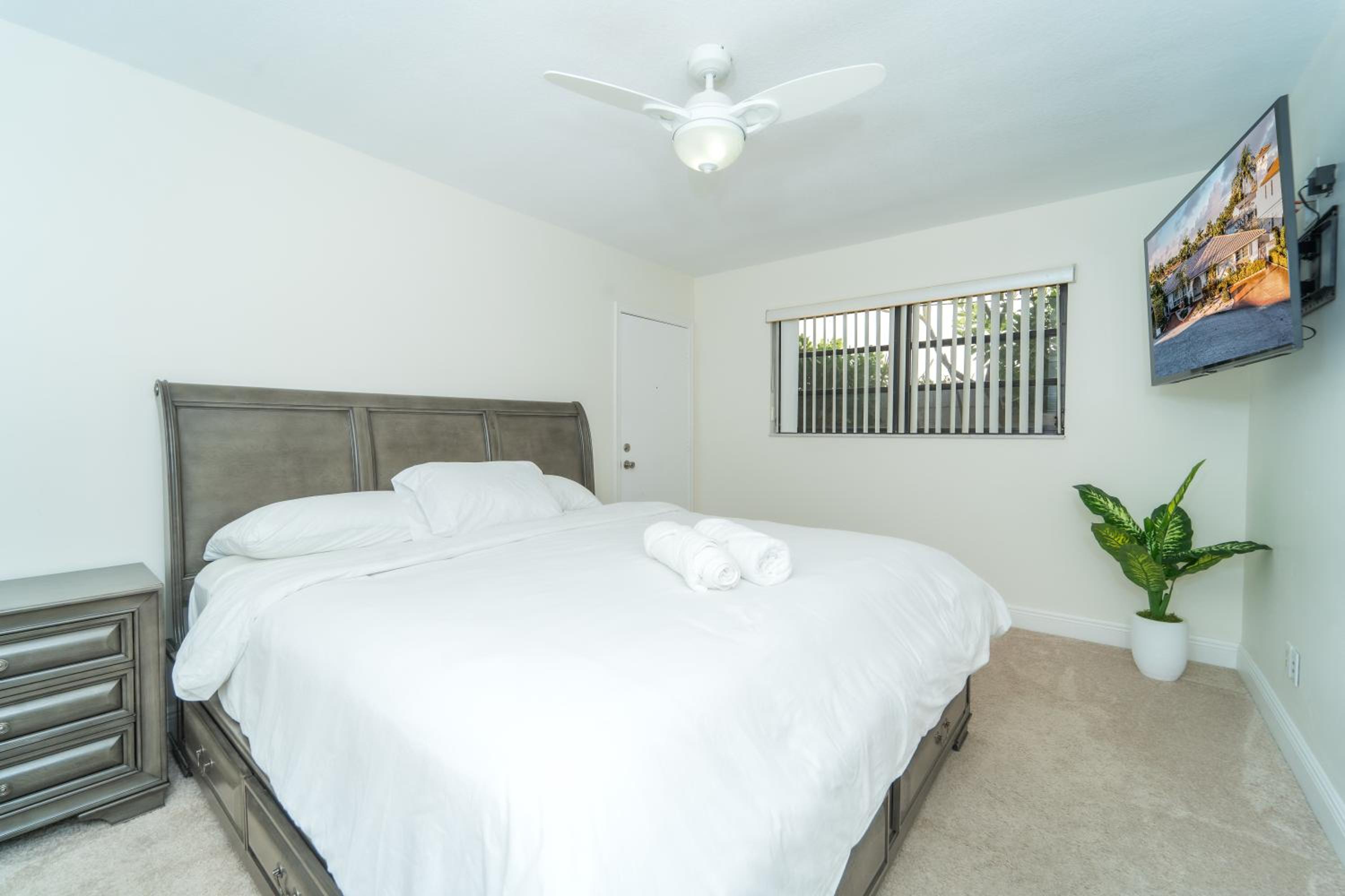 Waterfront Villa Heated Pool Spa Walk To Beach, photo 37