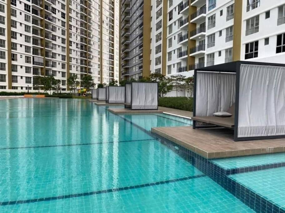 Condo with pool-Muslim friendly