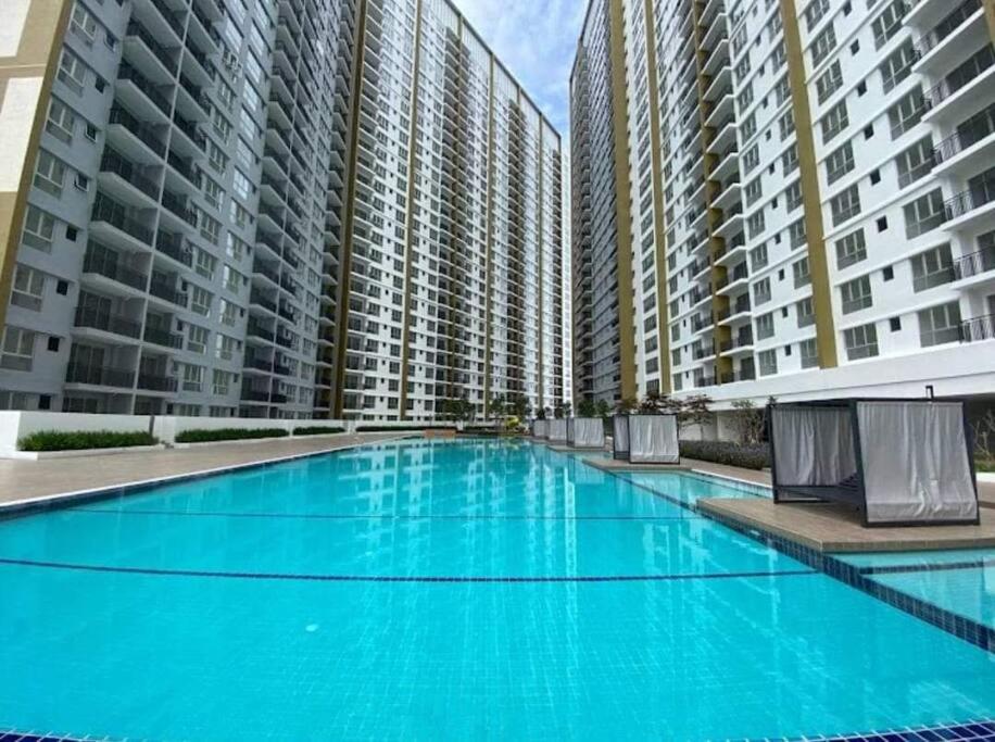 Condo with pool-Muslim friendly