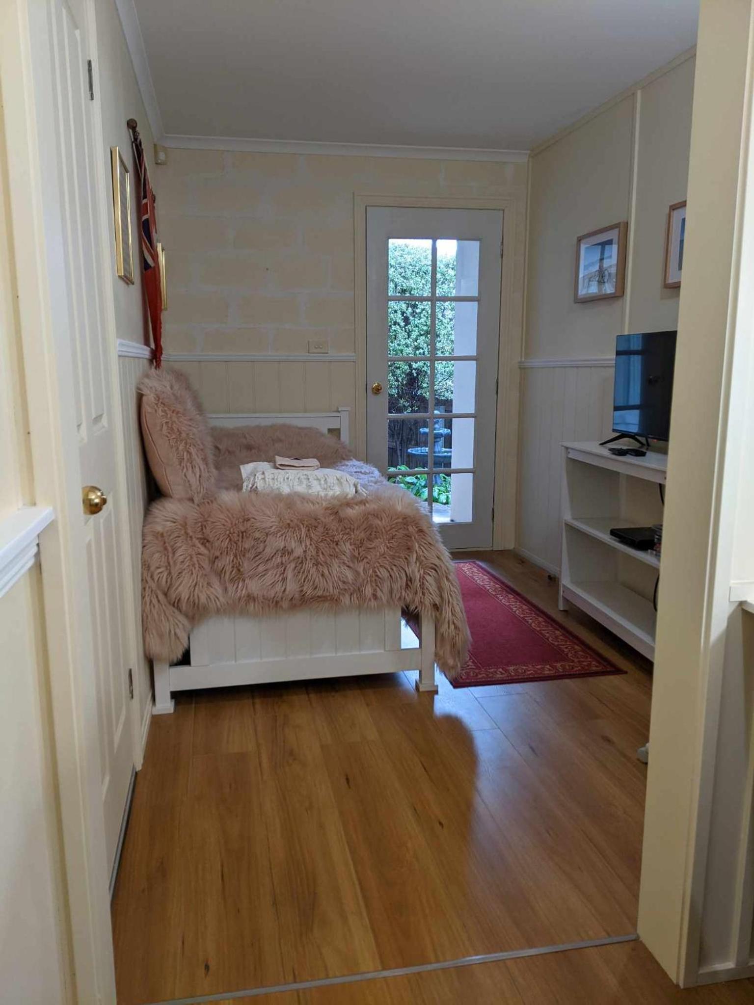 West Hobart self contained 1 bedroom studio walk to town