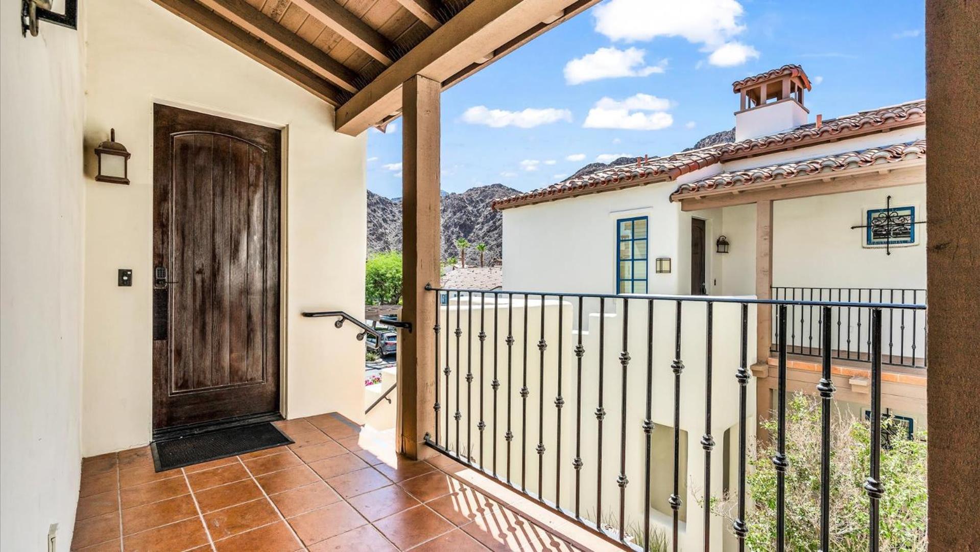 LV204 Airy Upstairs 2 Bedroom w Private Balcony view 2