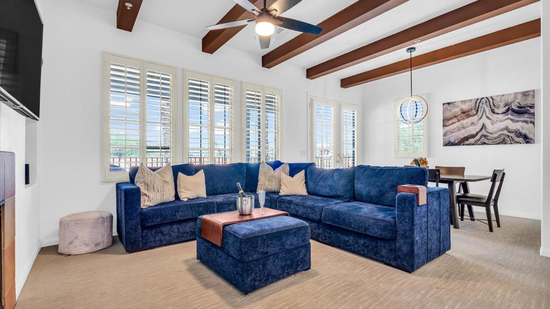 LV204 Airy Upstairs 2 Bedroom w Private Balcony view 4