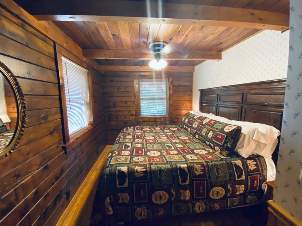 Cozy Cabin at Bear Mountain Log Cabins