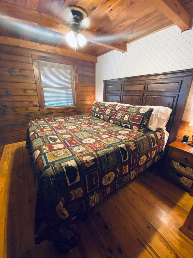 Cozy Cabin at Bear Mountain Log Cabins