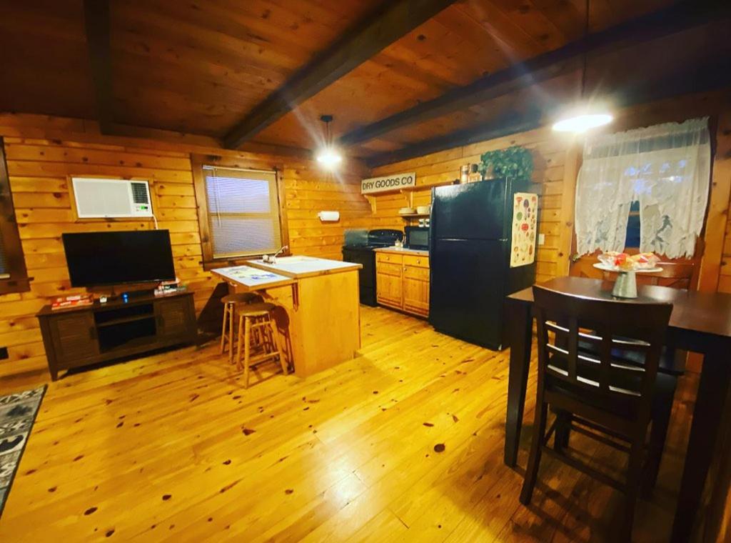 Cozy Cabin at Bear Mountain Log Cabins