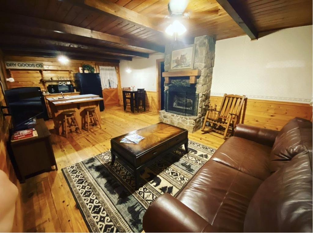 Cozy Cabin at Bear Mountain Log Cabins