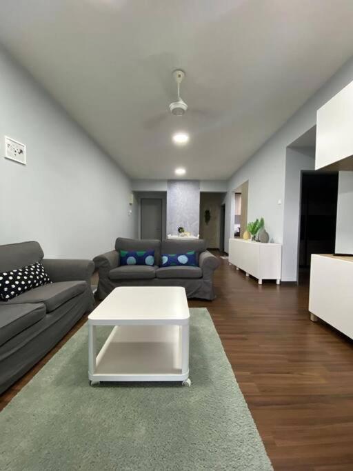 Family friendly multiple Parking 3bedroom apartment photo 1