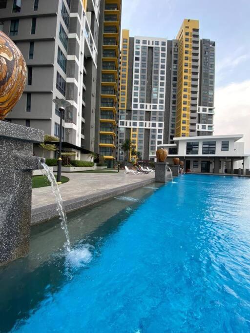 Family friendly multiple Parking 3bedroom apartment photo 7