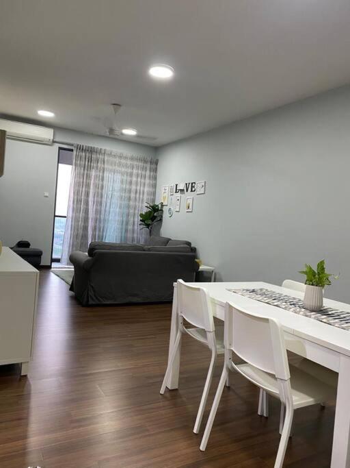Family friendly multiple Parking 3bedroom apartment photo 3