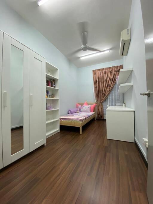Family friendly multiple Parking 3bedroom apartment photo 4