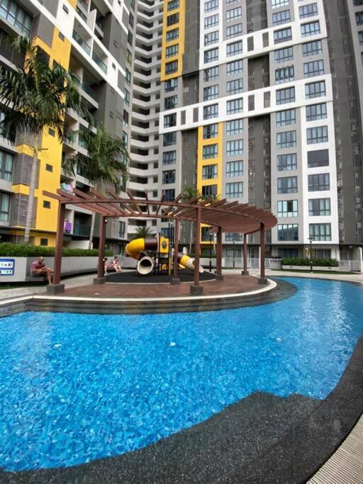Family friendly multiple Parking 3bedroom apartment photo 5