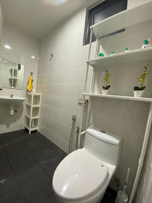 Family friendly multiple Parking 3bedroom apartment view 5