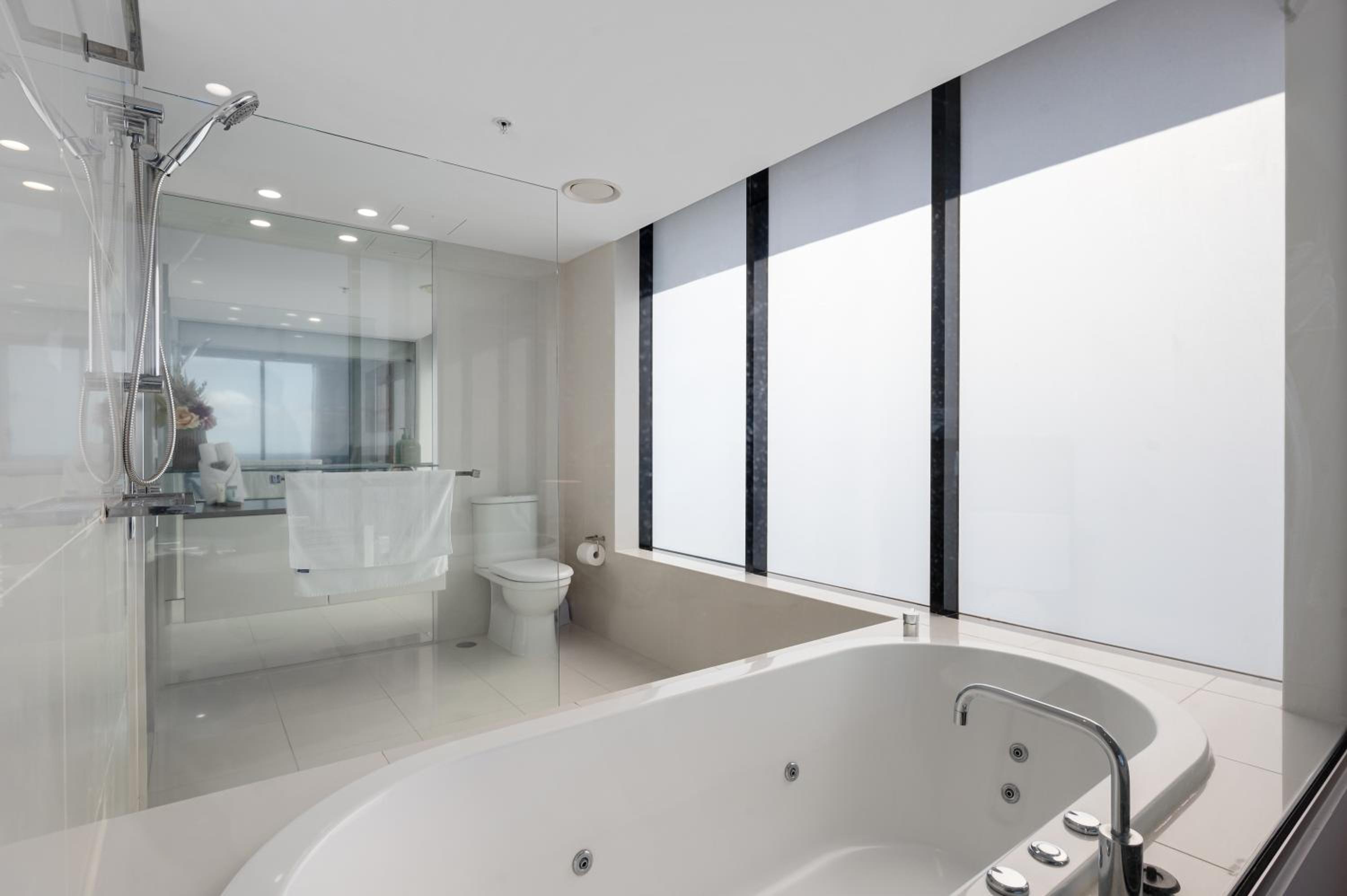 Circle on Cavill Contemporary Luxury and Spacious Three Bedroom Apartment