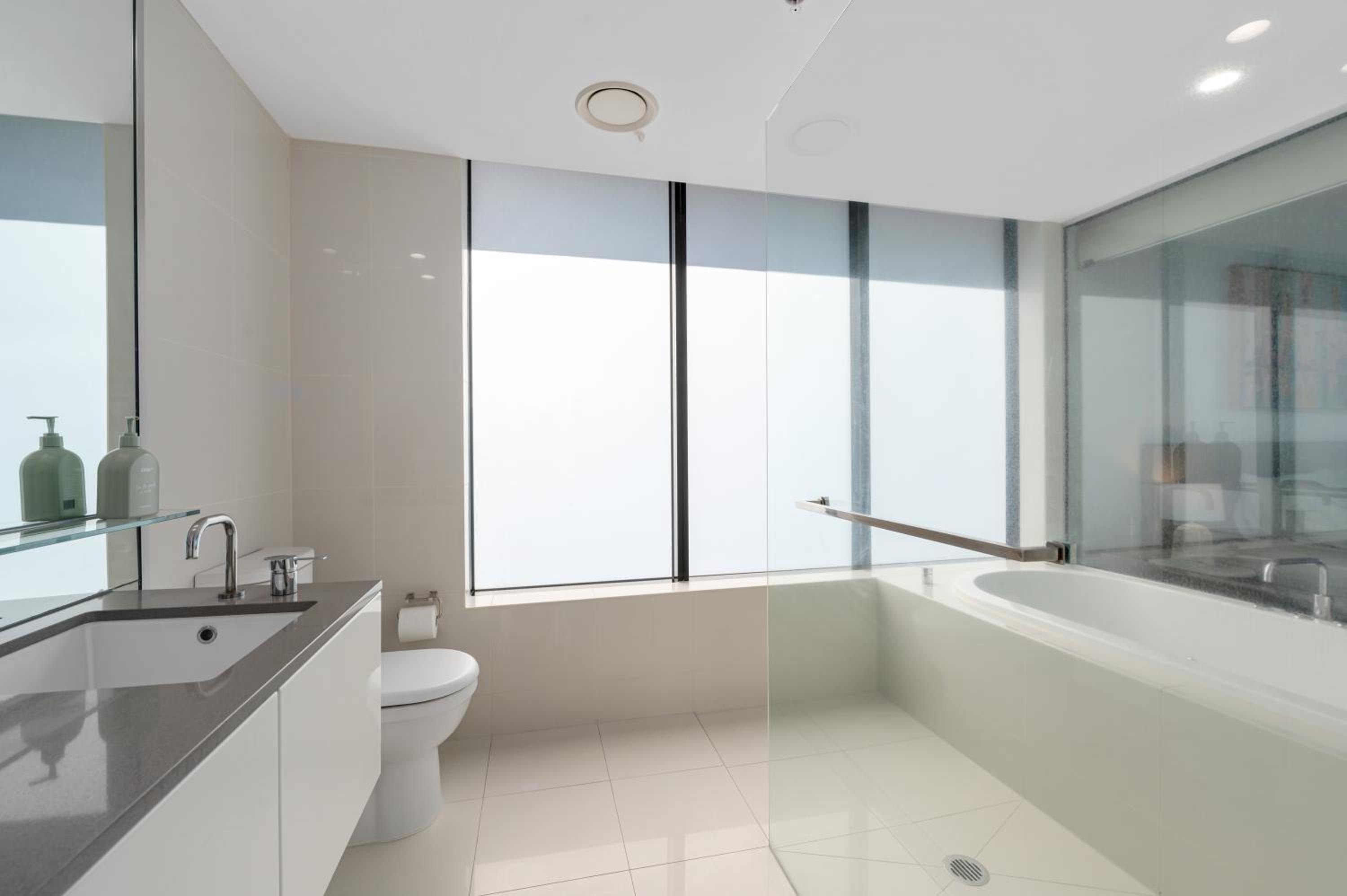 Circle on Cavill Contemporary Luxury and Spacious Three Bedroom Apartment
