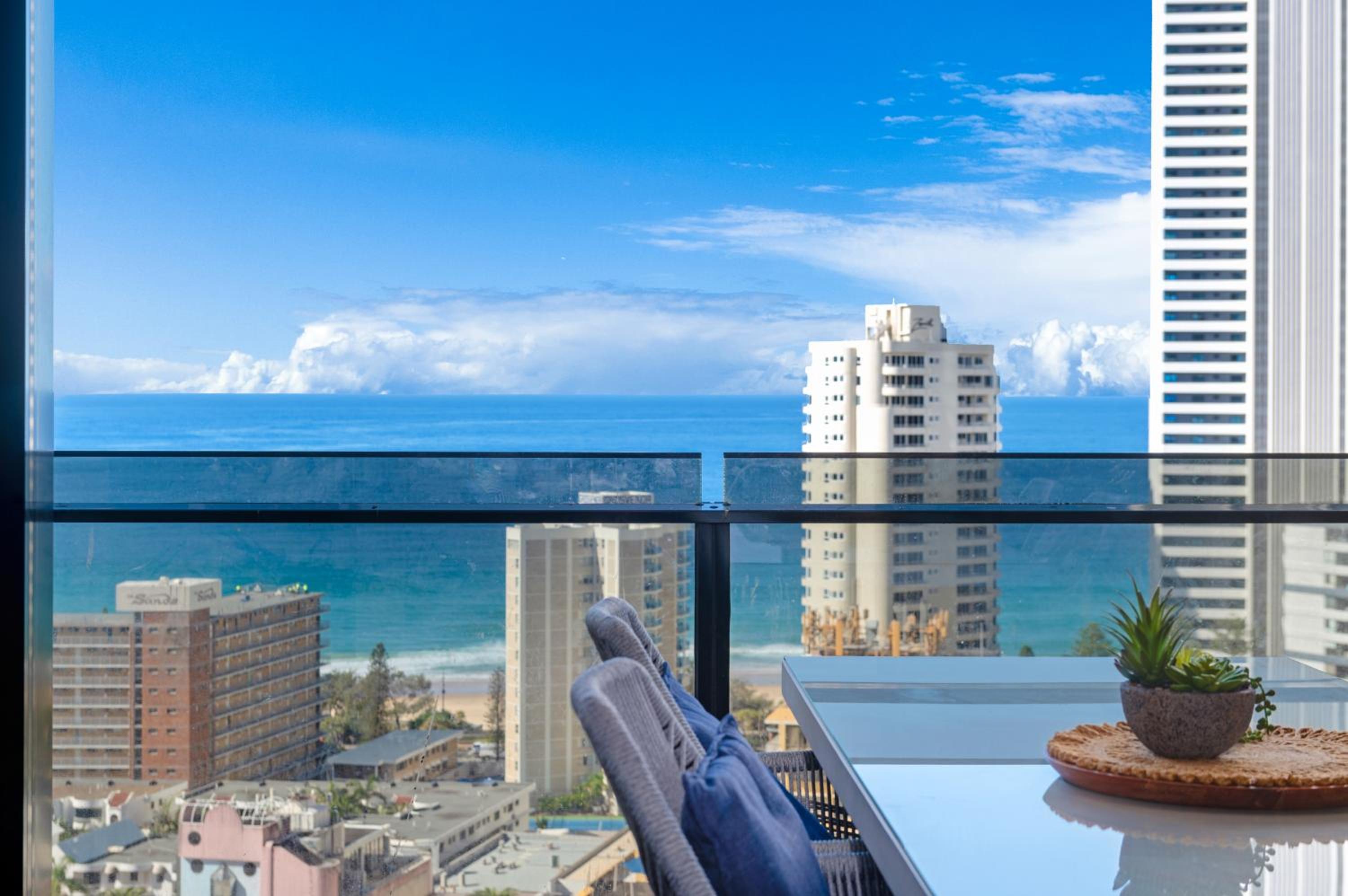 Circle on Cavill Contemporary Luxury and Spacious Three Bedroom Apartment