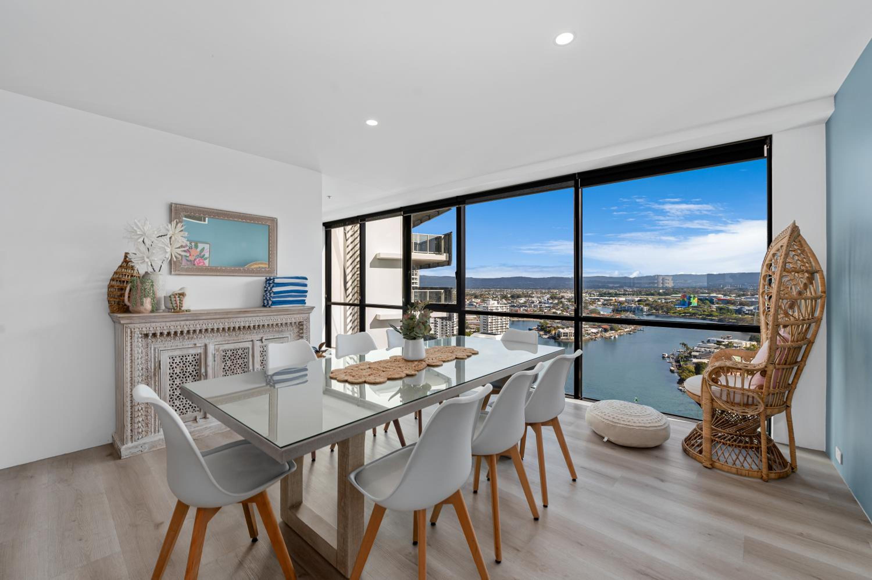 Circle on Cavill Contemporary Luxury and Spacious Three Bedroom Apartment