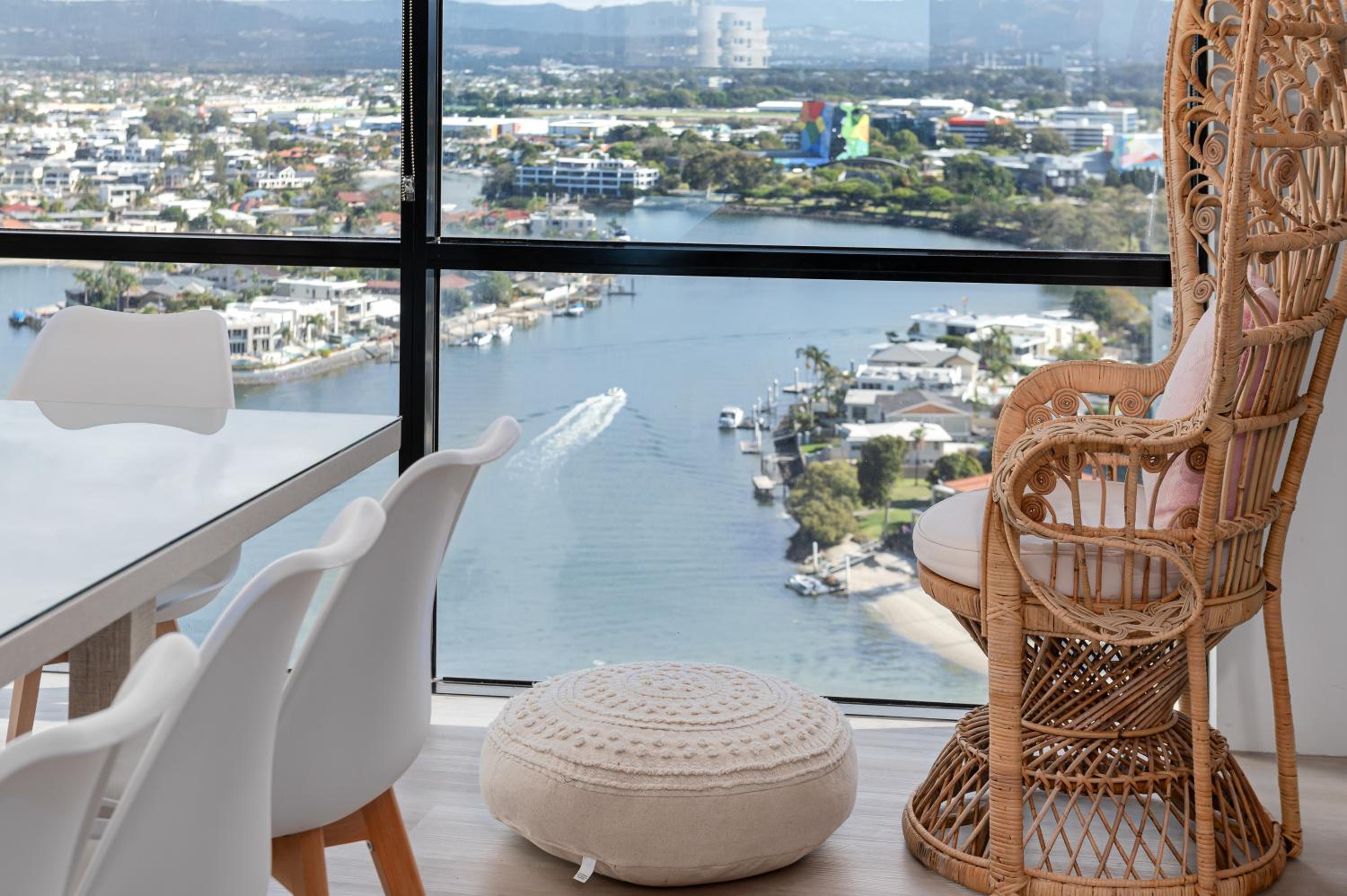 Circle on Cavill Contemporary Luxury and Spacious Three Bedroom Apartment