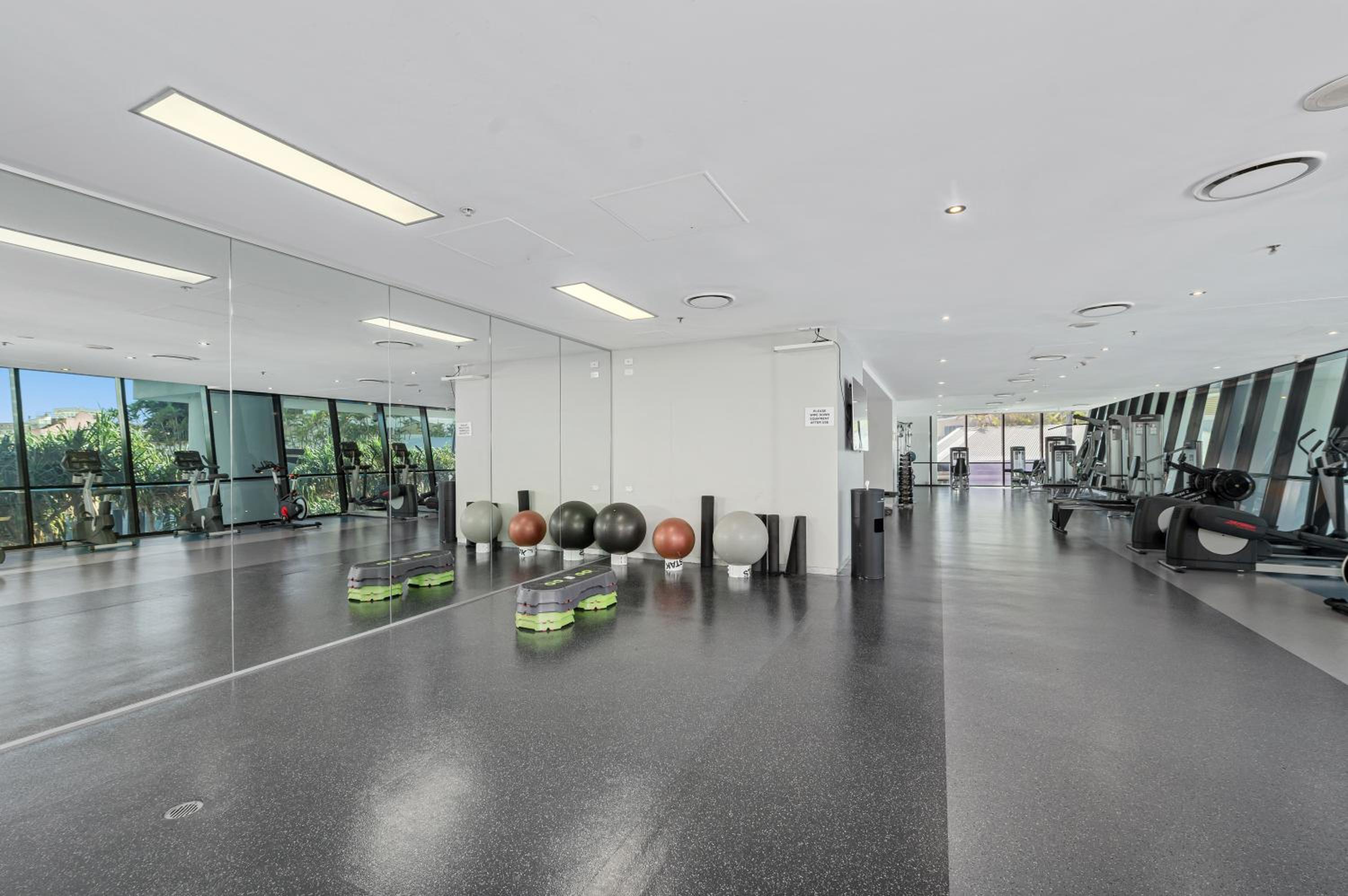 Circle on Cavill Contemporary Luxury and Spacious Three Bedroom Apartment