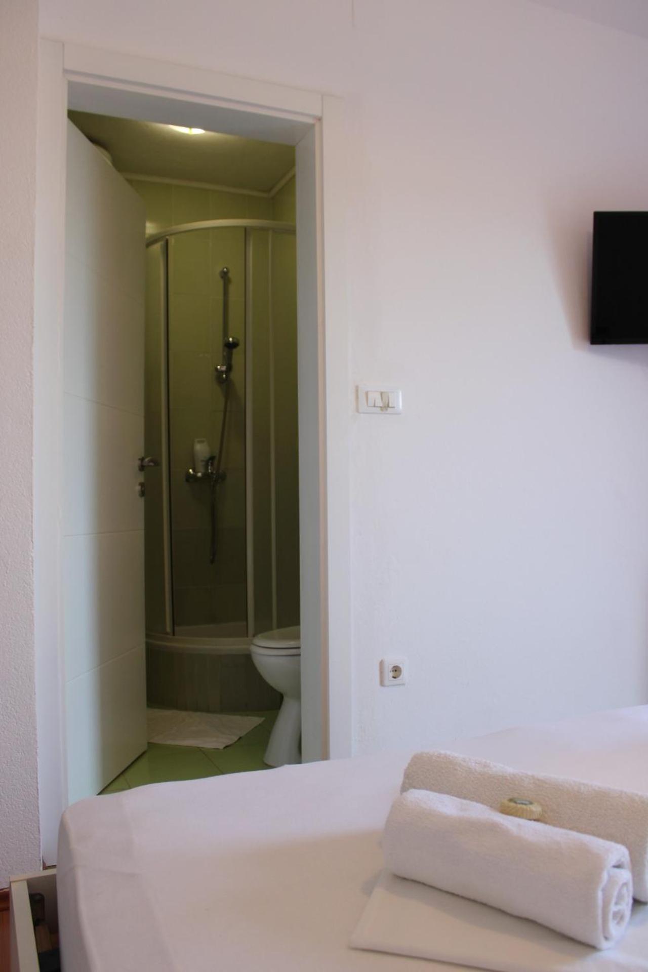 Bjelopera Rooms