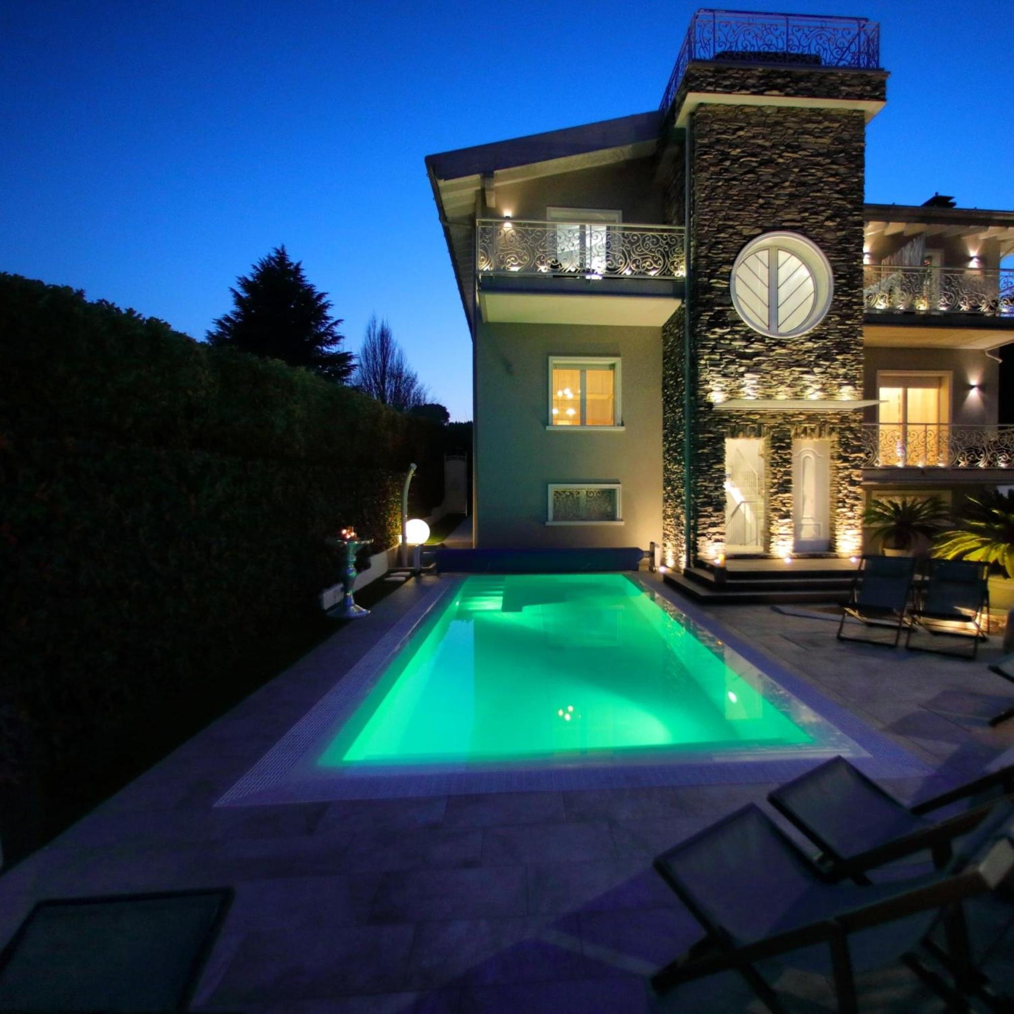 BELLAVISTA EXCLUSIVE B&B in zona centrale con piscina riscaldata-Jacuzzi vista lago LA COLAZIONE viene servita in una pasticceria esclusiva in centro-vicin view 4