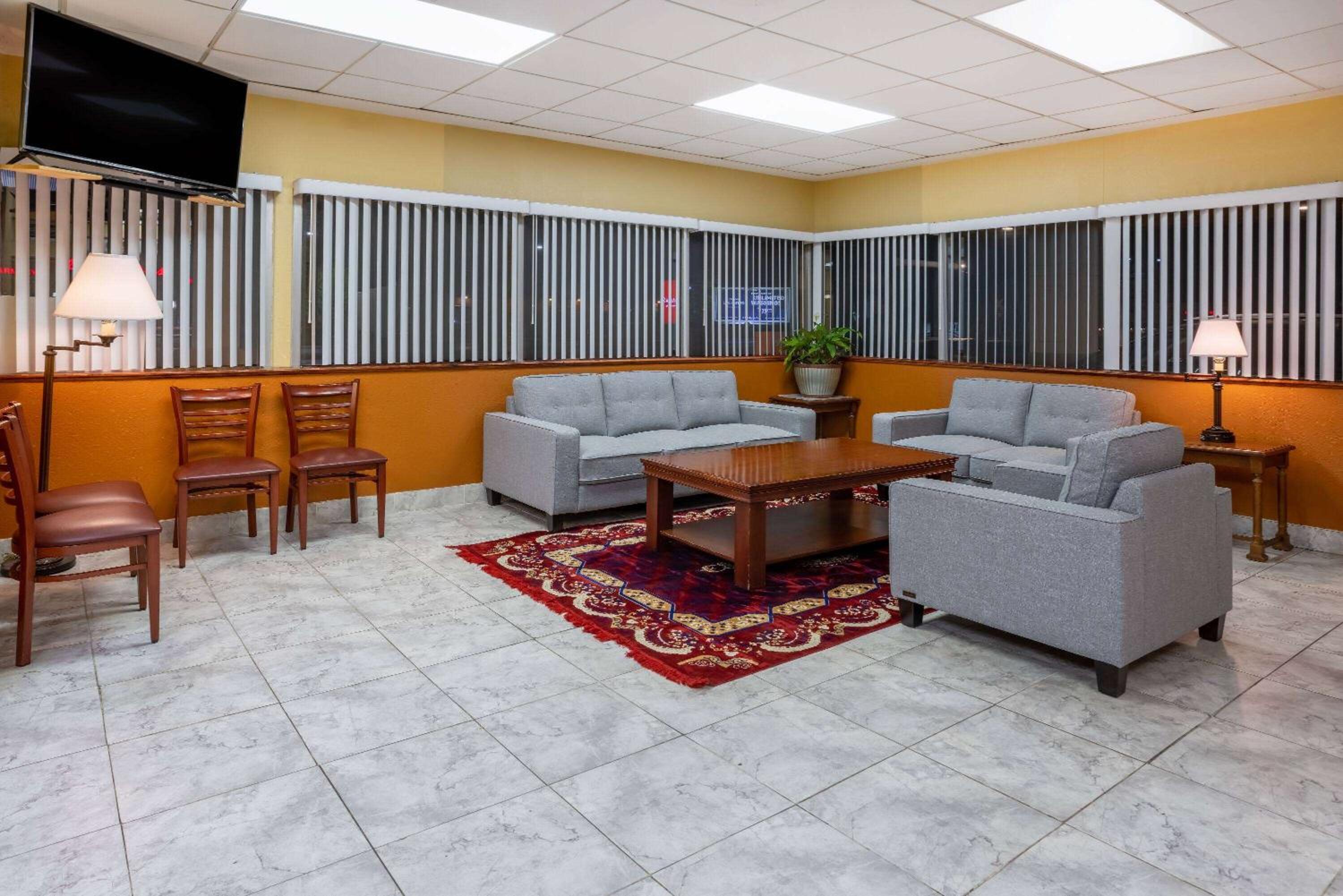 Ramada by Wyndham Rome - Verona view 4