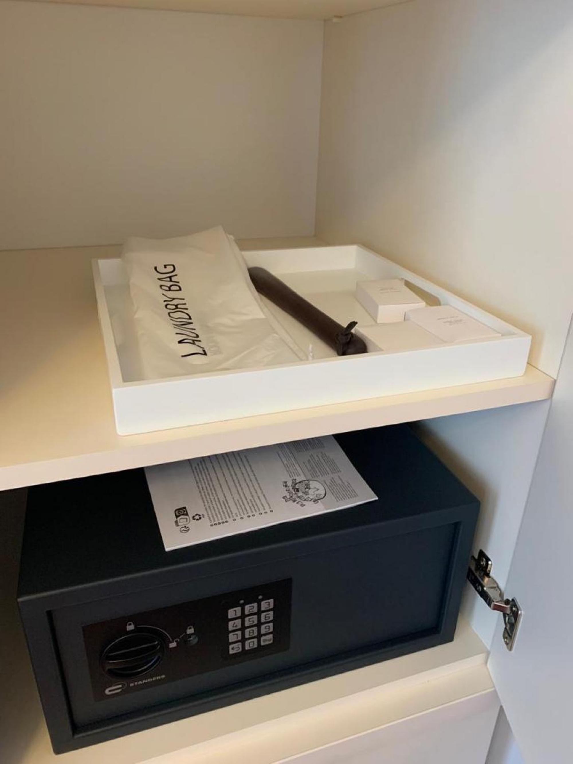 Botanique Suites AirBnB, Antwerp
