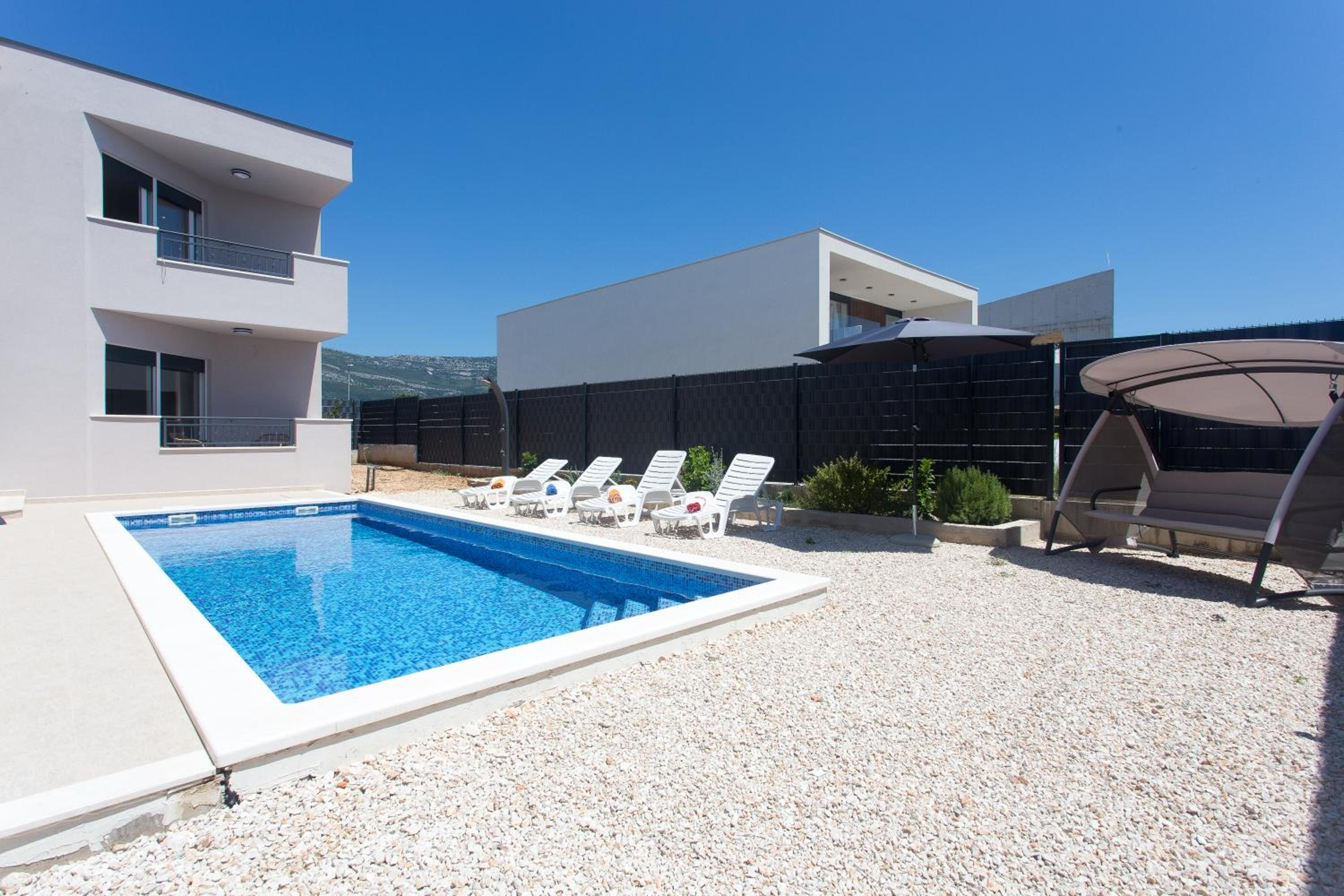 Modern apartment with swimming pool, photo 56