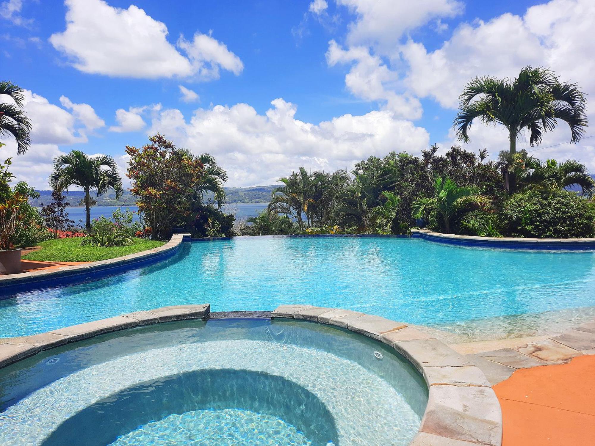 TOP RATED - Stunning Lake Arenal 2 Bed Country House
