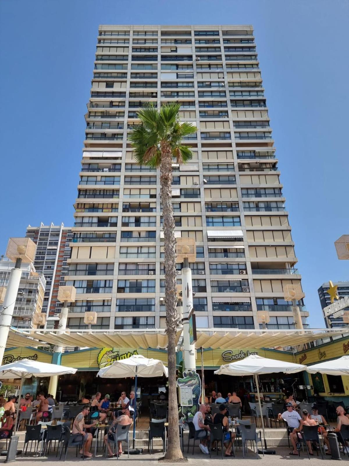 FIRST LINE 2-bedroom apartment, POOL, free WI-FI, air-conditioning, FREE parking