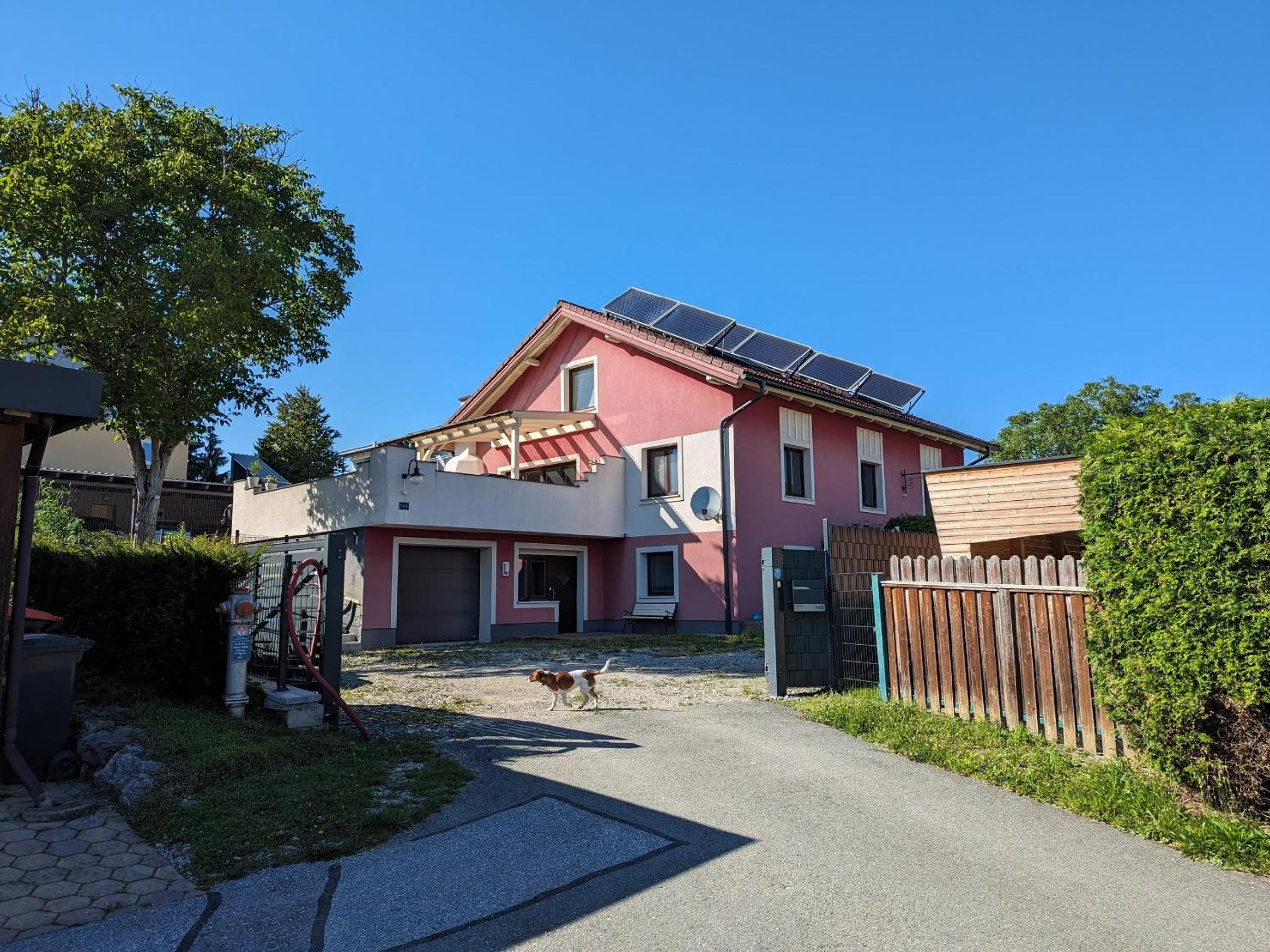 Anton's bunte Welt (100 m², Parkplatz, Garten und viel mehr)