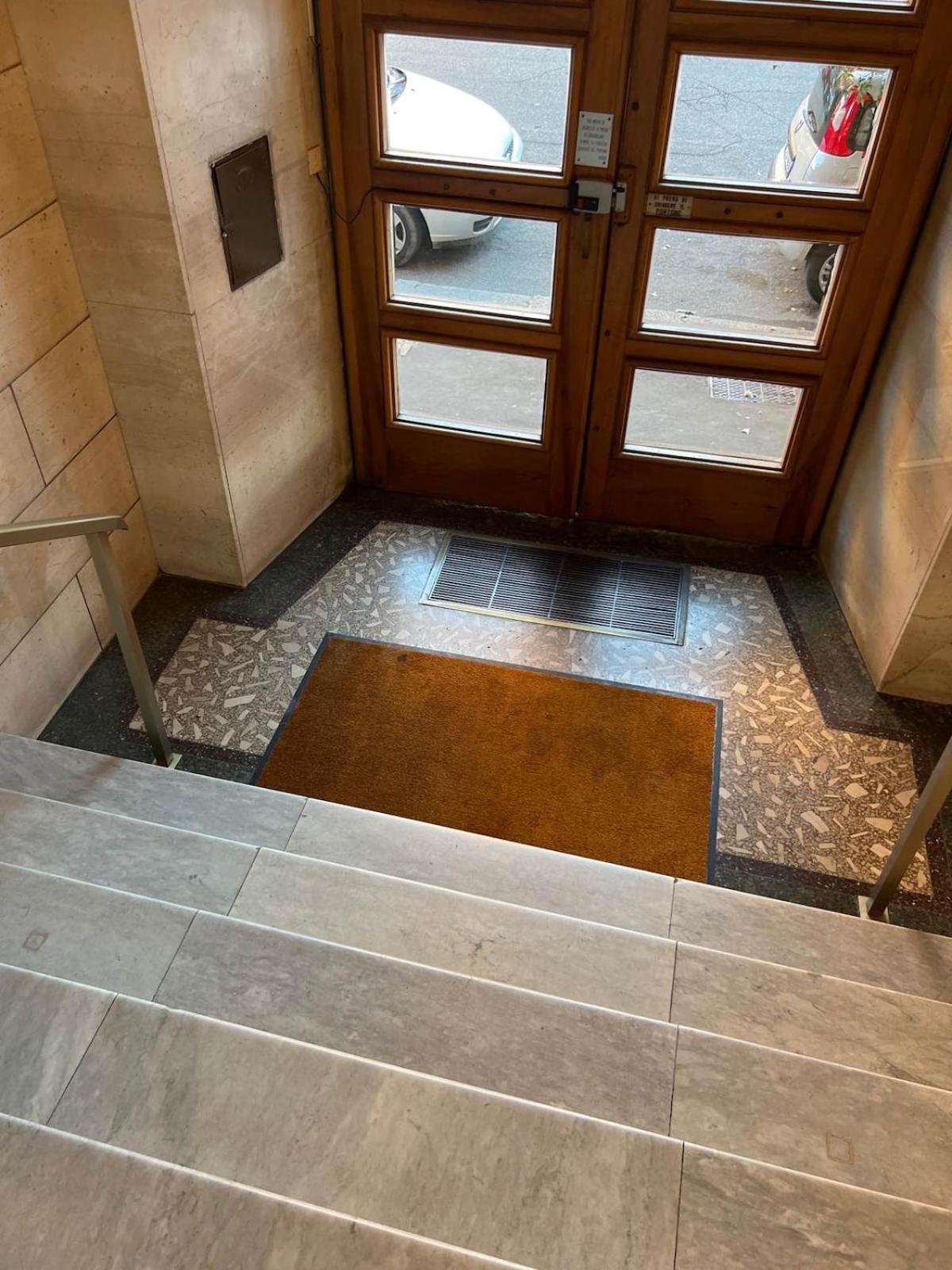2 Bedroom Flat at just 4 tube stops from Coliseum