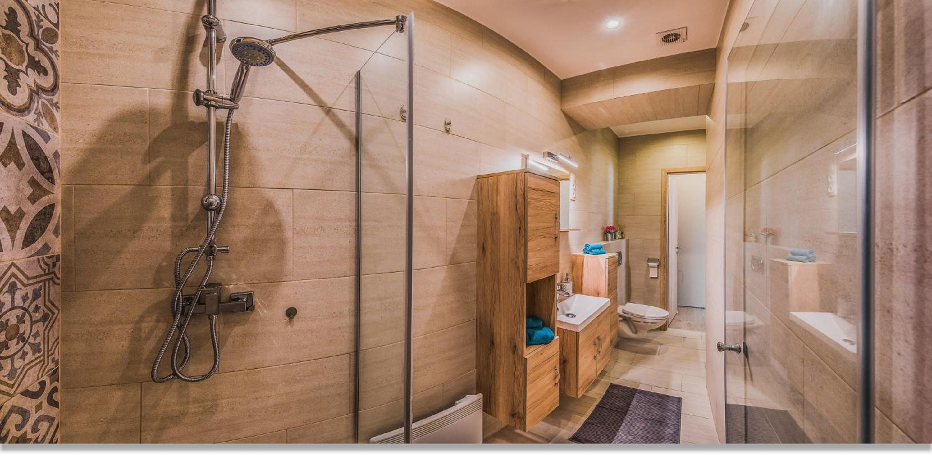 Cozy apartment in Downtown Budapest -modern and new stylish with AC and easy self check in anytime- view 2