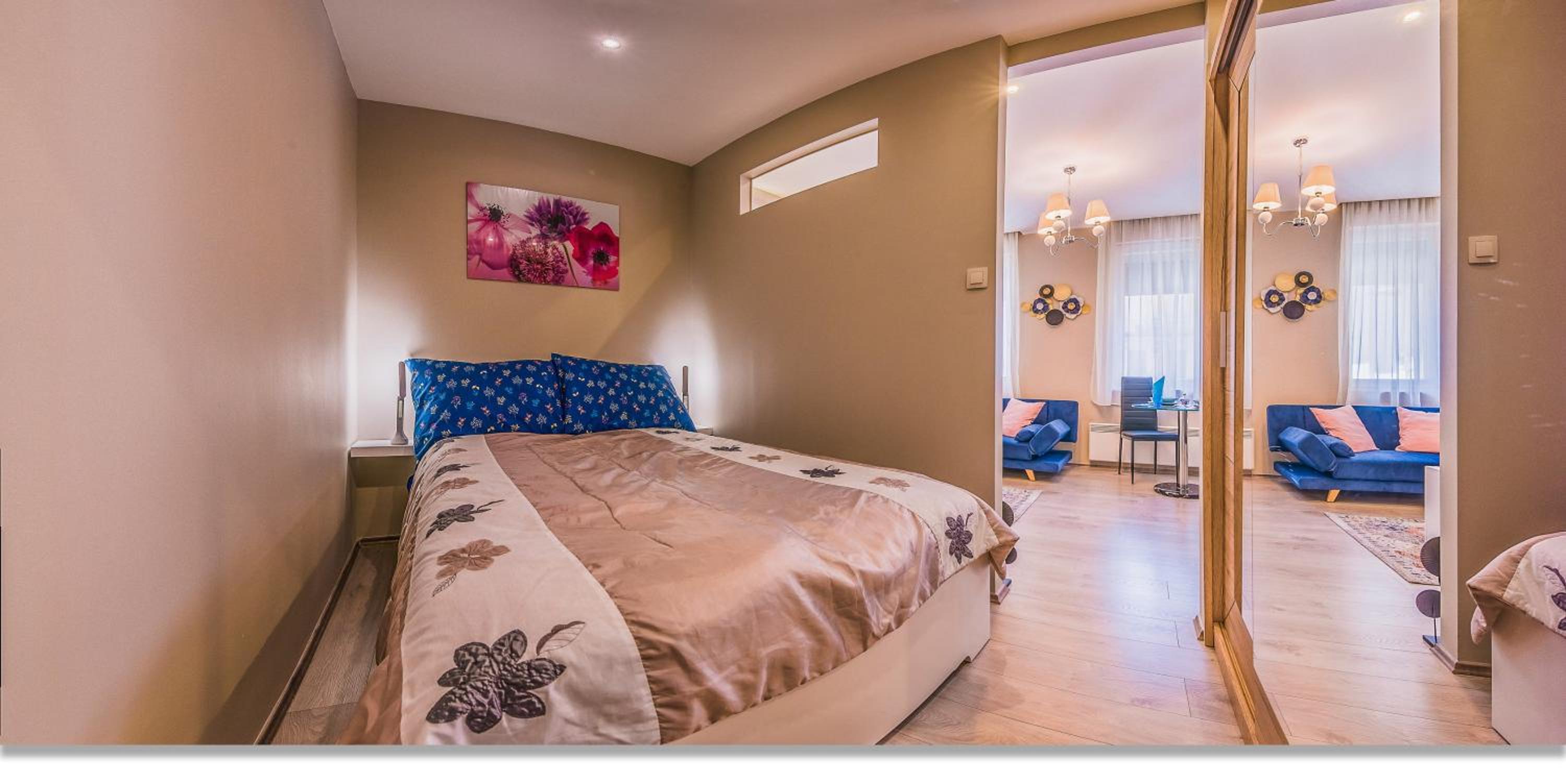 Cozy apartment in Downtown Budapest -modern and new stylish with AC and easy self check in anytime- view 3