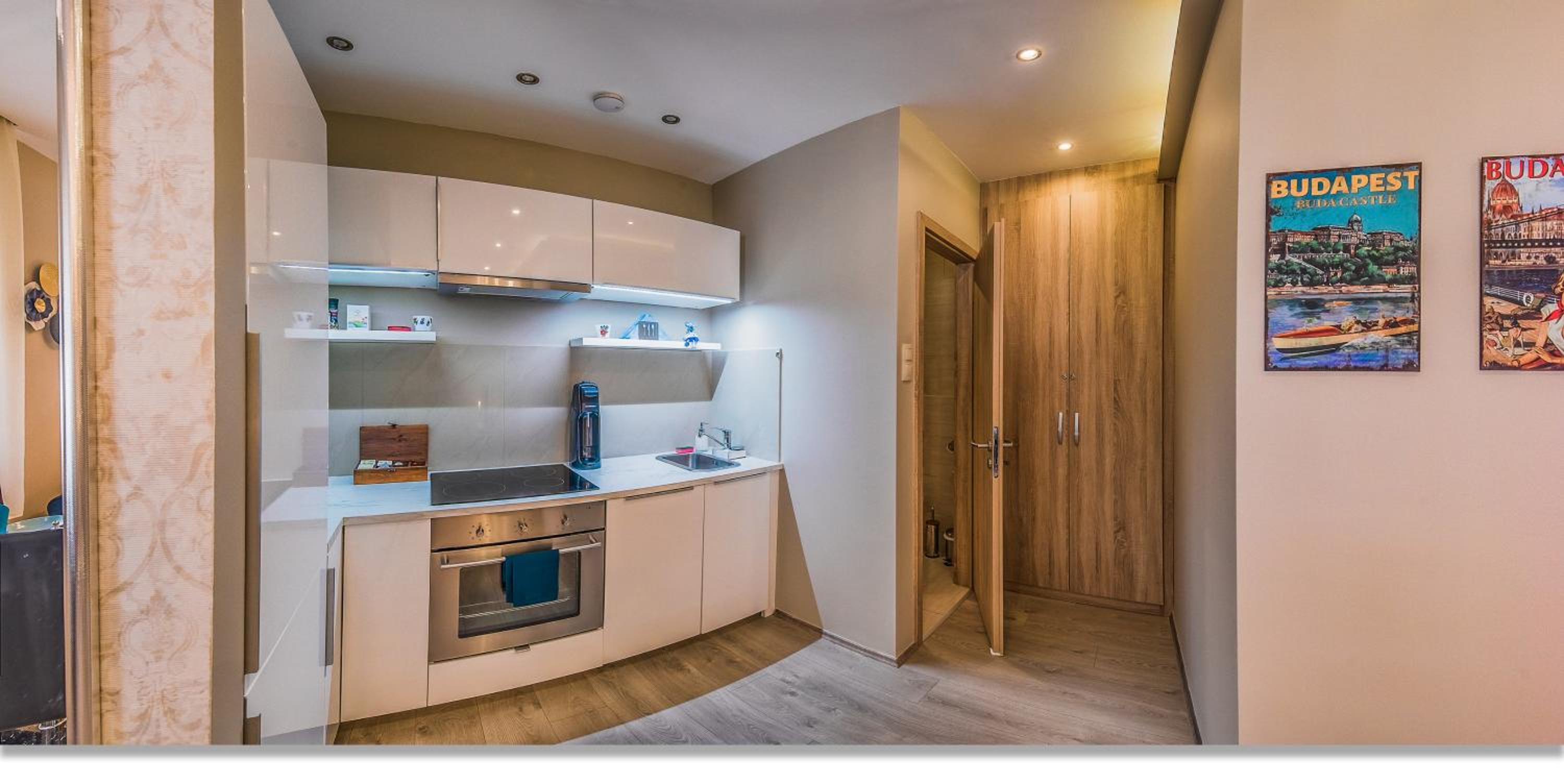 Cozy apartment in Downtown Budapest -modern and new stylish with AC and easy self check in anytime- view 4