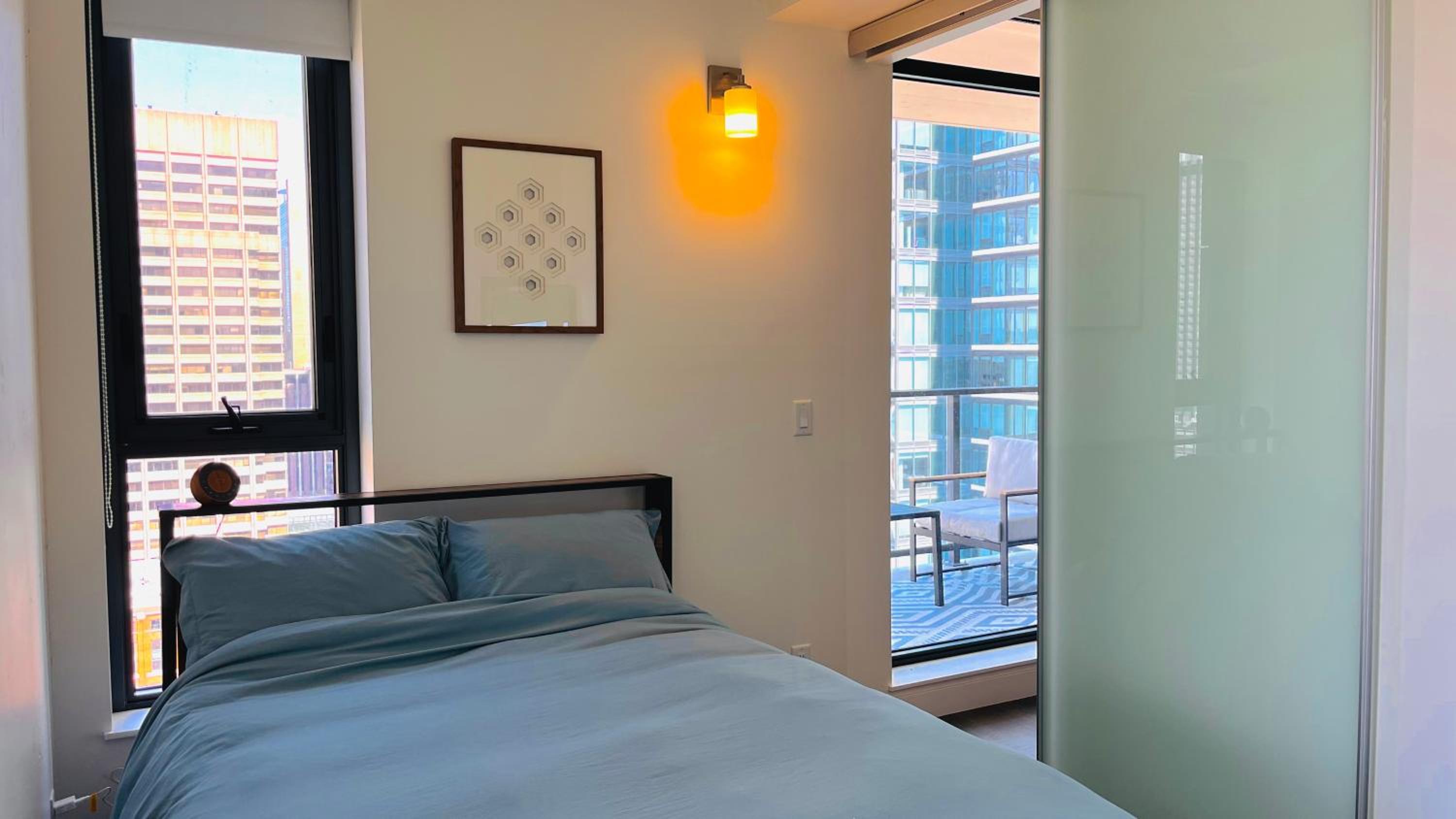 LUXURY Downtown Sunset Getaway - Your Home Away From Home - Fully Stocked Kitchen, Gym, Balcony, FREE PARKING