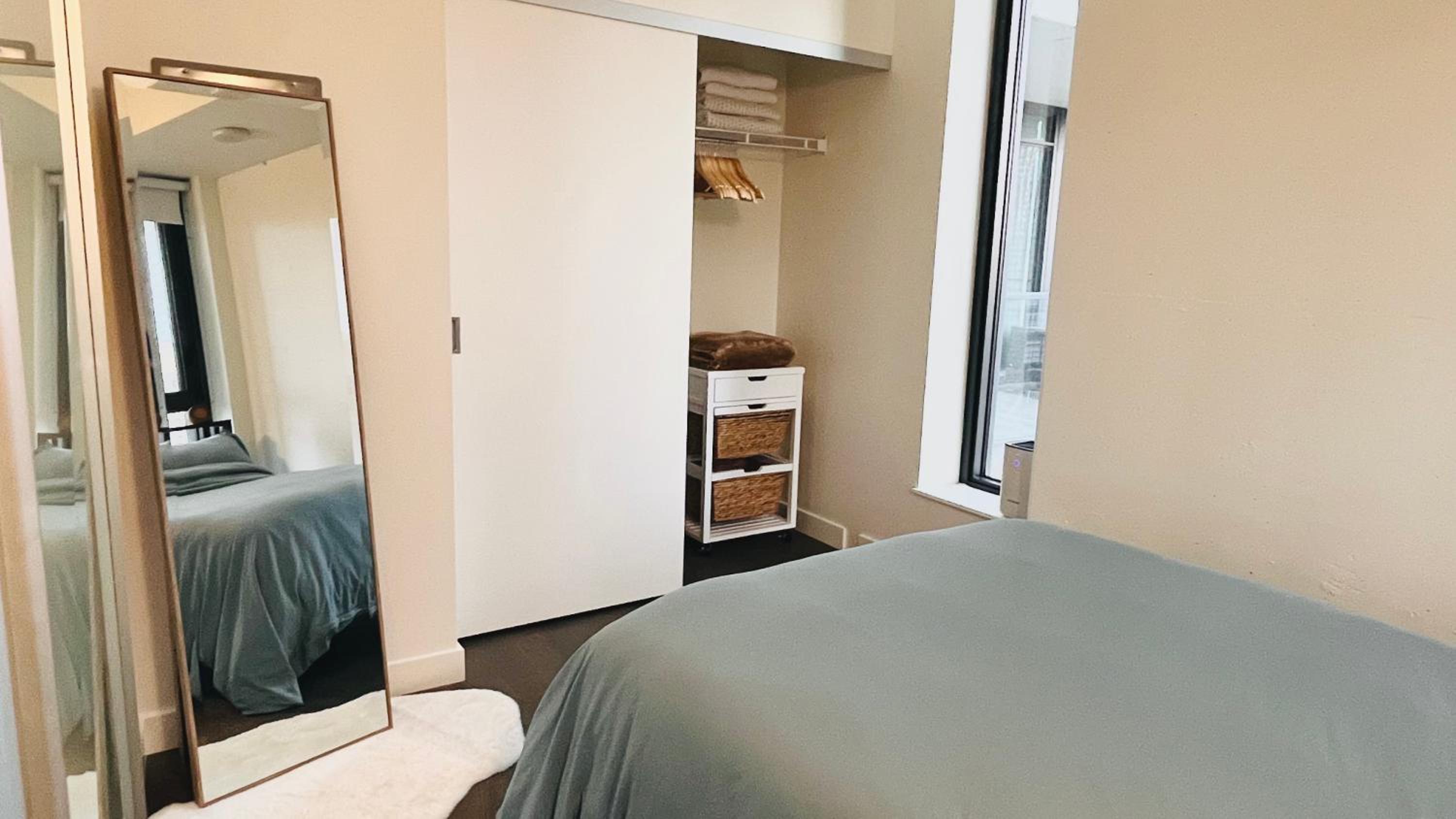 LUXURY Downtown Sunset Getaway - Your Home Away From Home - Fully Stocked Kitchen, Gym, Balcony, FREE PARKING