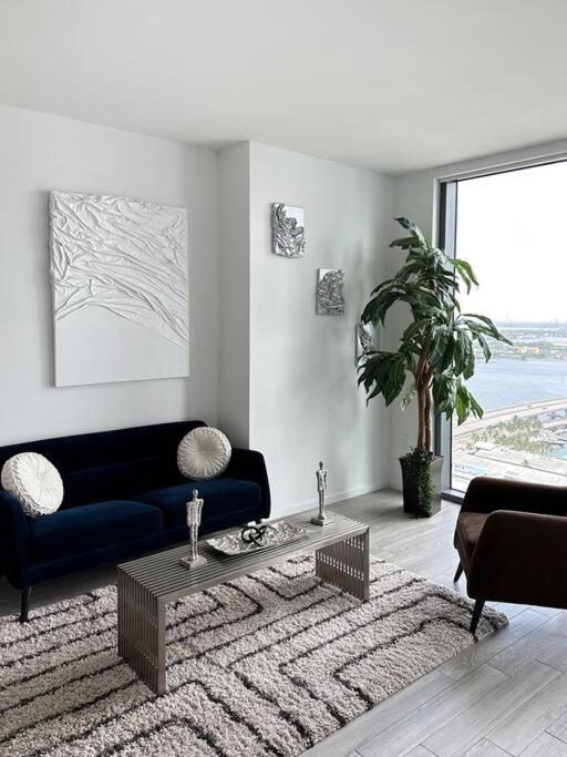 Downtown Miami 2 BR-Sleeps 6- 1-Kingbed, Sofabed