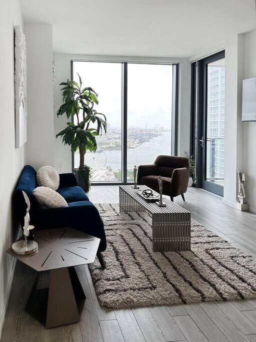 Downtown Miami 2 BR-Sleeps 6- 1-Kingbed, Sofabed