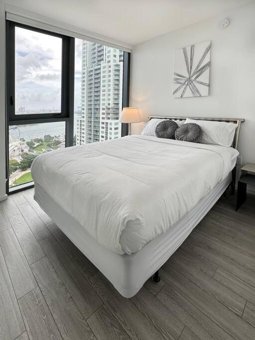 Downtown Miami 2 BR-Sleeps 6- 1-Kingbed, Sofabed