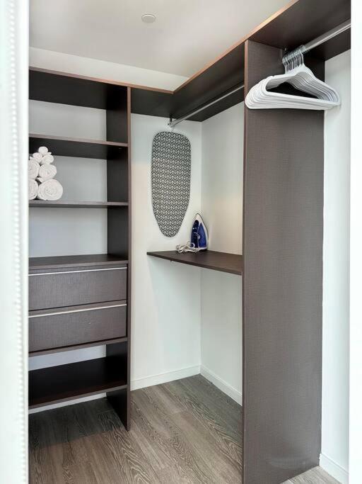 Downtown Miami 2 BR-Sleeps 6- 1-Kingbed, Sofabed