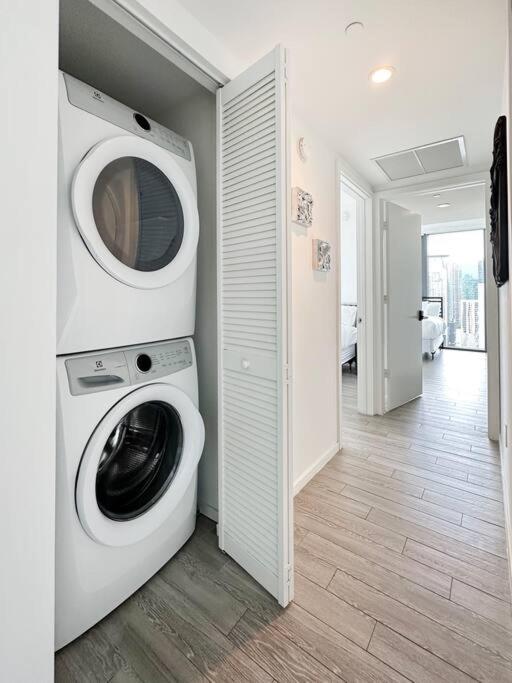 Downtown Miami 2 BR-Sleeps 6- 1-Kingbed, Sofabed
