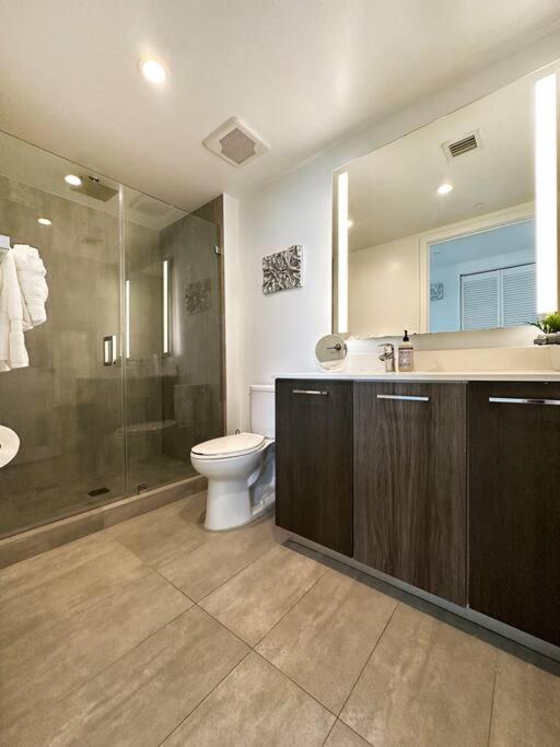 Downtown Miami 2 BR-Sleeps 6- 1-Kingbed, Sofabed